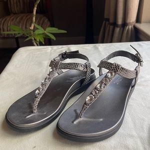 Vionic sandal NEW!! Size 5 grey Silver